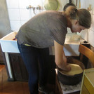 Junge Frau bei der Käsezubereitung. Foto: Schröder