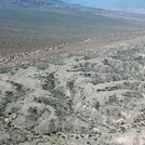 Auf der Luftaufnahme der Drohne ist die aride Landschaft zu sehen. Das Foto ist von Bodo Bookhagen.