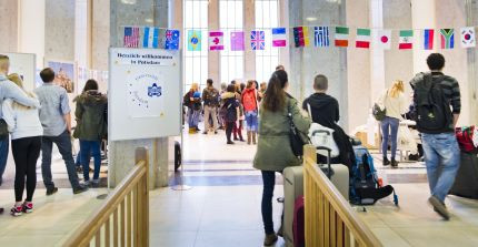 Students inform themselves at the University of Potsdam's International Day. Photo: Thomas Roese