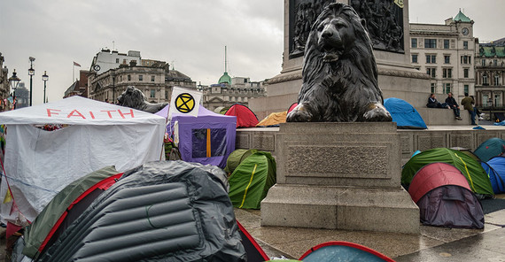 Protestcamps, der Gruppe „Extinction Rebellion“, am Trafalgar Square. Das Foto ist von AdobeStock/Jez Campbell.