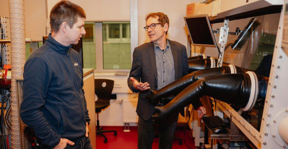 Prof Neher explains the devices in his laboratory to Matthias Zimmermann.