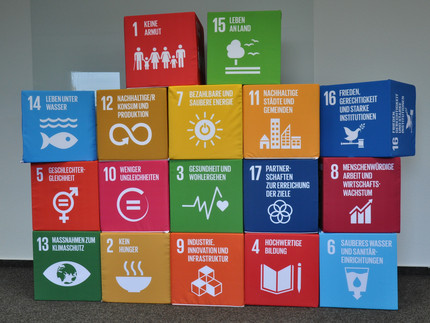 Sitzwürfel, bedruckt mit den 17 Nachhaltigkeitszielen der UN