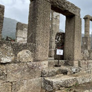Das Bild zeigt den Tempel von Antas an den Hängen des Berges Conca 'e s'Omu.