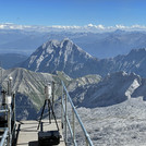 Field site Zugspitze: Laser scanner on a tripod standing on a tarrace looking over a montane landscape in summer | Photo: Cosmic Sense Consortium