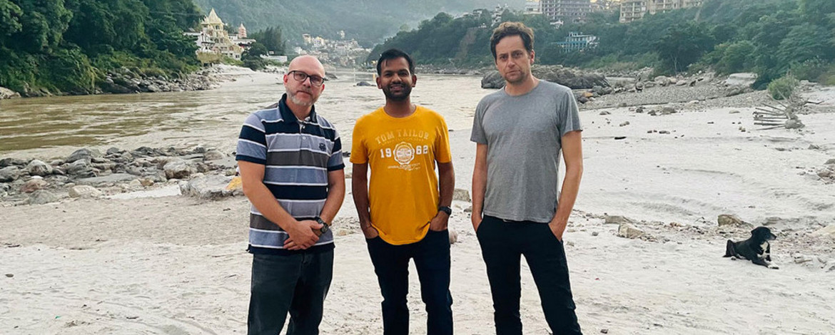 Dr. Jürgen Mey (l.) und Prof. Ankit Agarwal (m.) am Ganges zusammen mit dem Potsdamer Kollegen Dr. Wolfgang Schwanghart (r.). - 