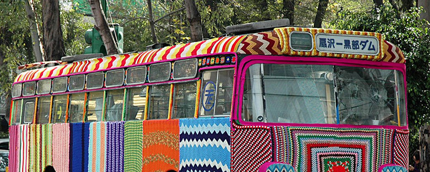 Von der Gruppe Knitta please umstrickter Bus in Mexico City, Magda Sayeg
