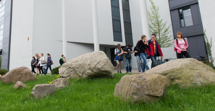 Studierende auf dem Campus Golm. Der Link führt zur Mathematisch-Naturwissenschaftlichen Fakultät. Foto: Karla Fritze