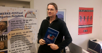 Auf dem Fot ist Dr. Maik Wienecke mit seinem neuen Buch „Wohin mit der sozialistischen Persönlichkeit? Transformatives Lehren und Lernen von Geographielehrkräften in Ostdeutschland“ zu sehen. Das Foto ist von Tim Bräsel.