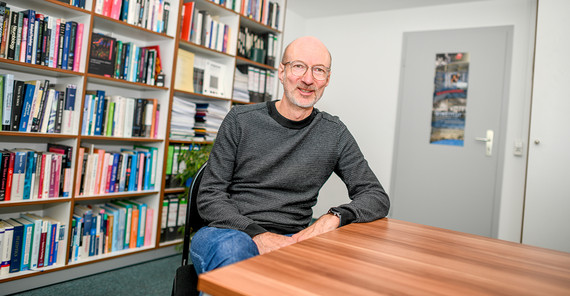 Prof. Dr. Ralf Engbert in seinem Büro.