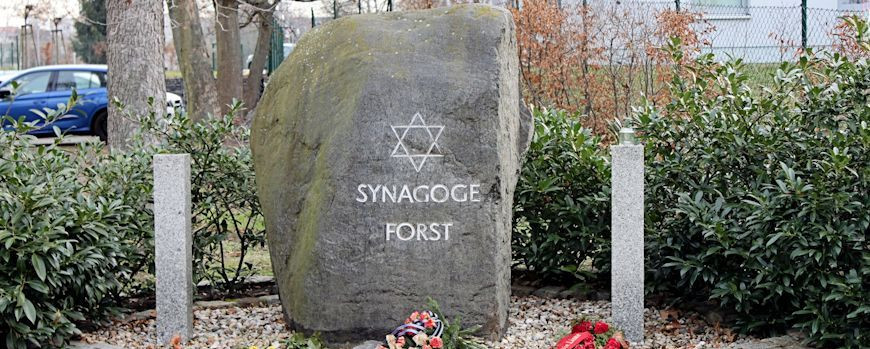 Gedenkstein am Standort der Synagoge in Forst