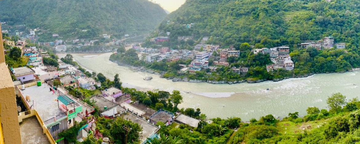 Der Fluss Alaknanda in Karnprayag oberhalb der Mündung des Pindar. - 