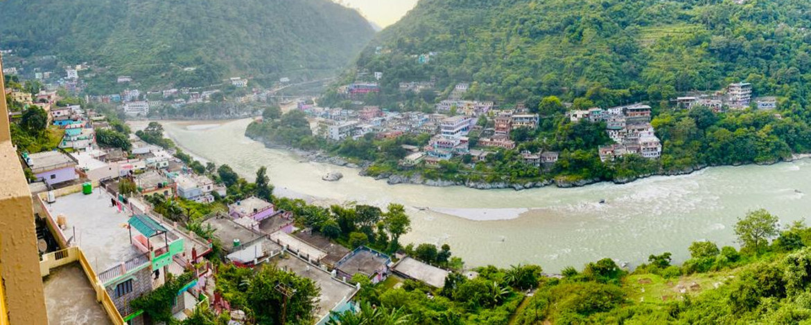 Der Fluss Alaknanda in Karnprayag oberhalb der Mündung des Pindar. - 
