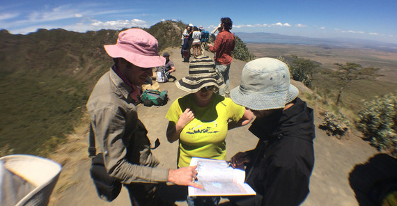 Diskussion am Kalderarand des Mount Longonot | Foto: Henry Wichura