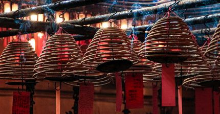 Rauchspiralen mit "Wunschzetteln" im Man Mo Temple in Hongkong. | Foto: Kaya Neutzer