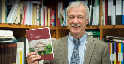 Prof. Dr. Norbert Franz mit seinem Buch "Nostalghia". Foto: Karla Fritze.