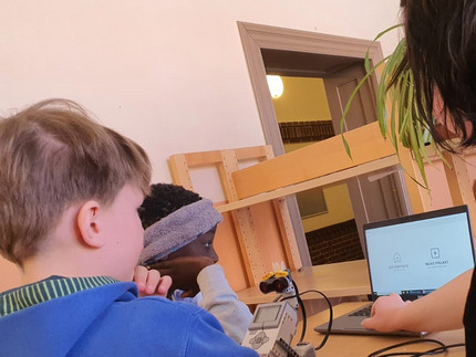 Vivien zeigt den Kids die Programmierung am LapTop