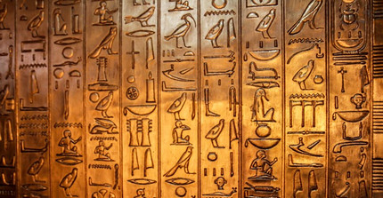 Hieroglyphen auf Goldtafel