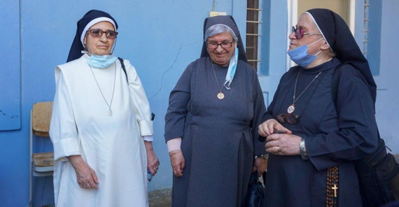 Das Bild zeigt chaldäischde Nonnen besuchen eine assyrische Kirche in Amediye. Das foto ist von Valentina Meyer-Oldenburg