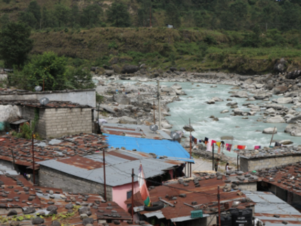 Kaseri – a settlement of squatters – located directly on the bank of the flood-prone Seti Khola river (Photo: Melanie Fischer)