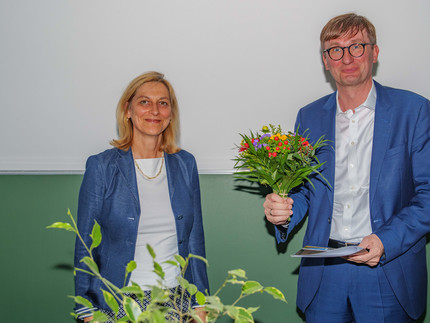 Der Preisträger Prof. Dr. Sönke Neitzel mit der Studiendekanin Prof. Dr. Monika Fenn