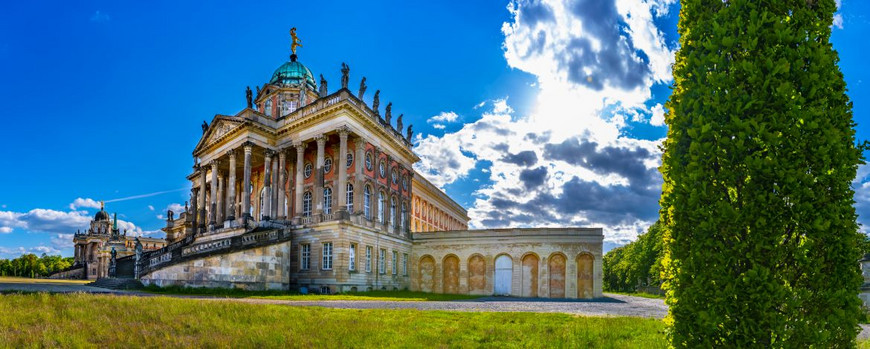 Historisches Nebengebäude des Neuen Palais, in dem heute Teile der Universität Potsdam untergebracht sind