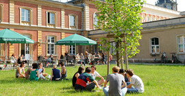 Studierende auf dem Innenhof von Haus 8 Am Neuen Palais