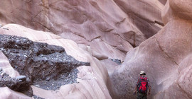Im Pamir-Gebirge in Tadschikistan: Die zerklüftete Schlucht offenbart Sedimentablagerungen einstiger Meere. Foto: Guillaume Dupont-Nivet.
