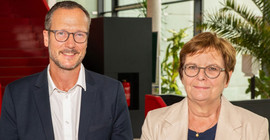 Prof. Dr. Barbara Höhle, Vizepräsidentin für Forschung, wissenschaftliche Qualifizierungsphase und Chancengleichheit (rechts) und Prof. Dr. Philipp Richter, DFG-Vertrauensdozent (links)