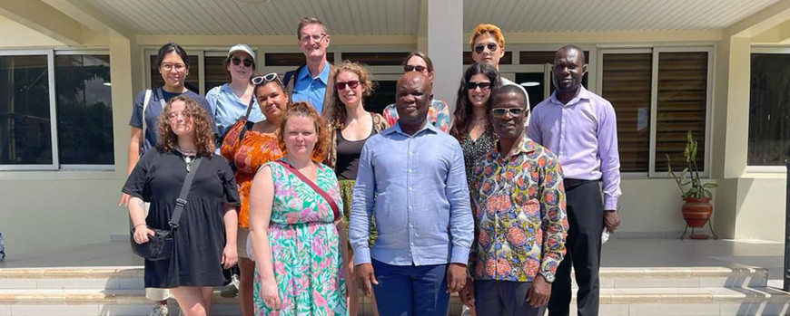 Gruppenfoto vor der UEW: Die Teilnehmenden des Field Trips mit Prof. Wolf und den ghanaischen Kollegen vor der School of Education Winneba