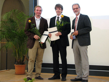 Die Preisträger Felix Henze und Sascha Bütow mit Prof. Dr. Heinz-Dieter Heimann