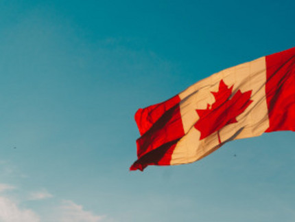 kanadische Flagge weht im Wind