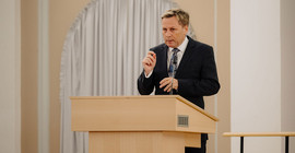 Präsident der Universität Potsdam, Prof. Oliver Günther, Ph.D., steht hinter dem Rednerpult.