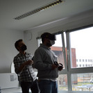 Die Teilnehmenden unterstützen sich gegenseitig bei der Erprobung von VR. 