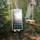 Foto: Solar panels and measuring equipment in the forest | Foto: Cosmic Sense consortium
