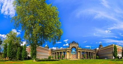 Kolonnade, ein Säulengang zwischen historischen Gebäuden des Neuen Palais