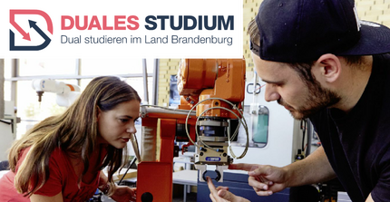 Oben links in rot-blau vor weißem Grund: Duales Studium - Dual studieren im Land Brandenburg. Links Frau mit langen Haaren an einer Maschine. Rechts davon ein Mann.