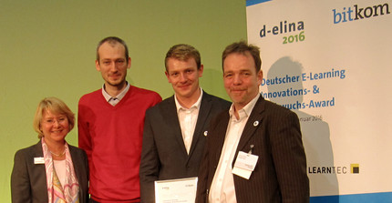 Sünne Eichler vom Kongress-Komitee der LEARNTEC übergibt den d-elina Award 2016 an Alexander Kiy, Matthias Weise und Jörg Hafer von der Universität Potsdam für das Projekt Campus.UP