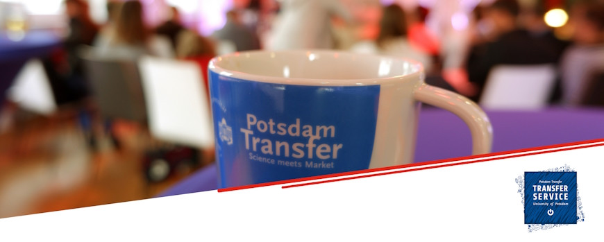 Nahaufnahme einer Tasse mit dem Logo von Potsdam Transfer