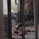 Raum hinter Gittern mit Kleidung der Gefangenen