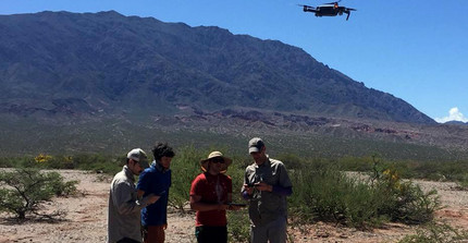 Mithilfe einer Drohne vermessen die StRATEGy-Doktoranden das Gelände und erstellen ein digitales Höhenmodel. | Foto: Marisa Repasch