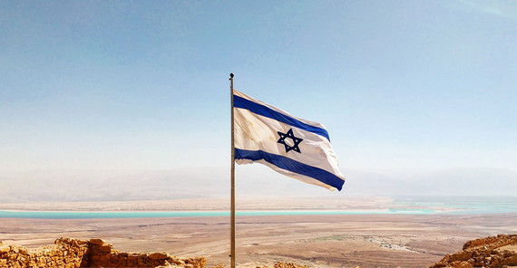 Israelische Flagge im Vordergrund, im Hintergrund Landschaft