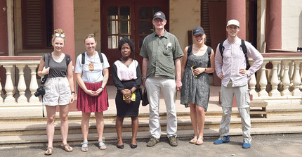 Auf dem Foto sind die Potsdamer Studierenden und Prof. Hans-Georg Wolf vor dem Ashanti-Palast zu sehen. Das Foto ist von Frithjoff Sonntag.