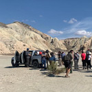 Das Bild zeigt die Teilnehmenden bei der Vorbereitung von Geländearbeiten an deformierten Sediment-Abfolgen im Calchaqui-Tal. Das Foto ist von Bodo Bookhagen.