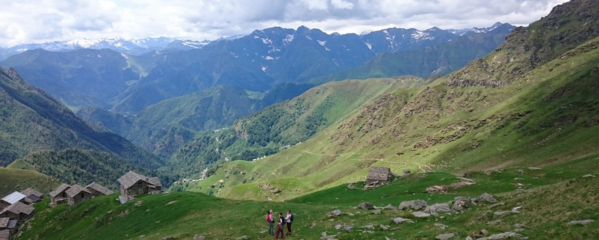 Abstieg von der Bocca di Campello über die Alpe Pianello, auf der Anna und ihre Familie mit circa 70 Tieren den Sommer verbringen werden. Foto: Kimminich.
