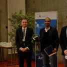 Auf dem Foto sind 3 Personen zu sehen: Prof. Oliver Günther (links), Prof. Dr. Amitabh Banerj (Gewinner des Technologie-Transfer-Preis 2021; Mitte) und Sascha Thormann, Leiter von Potsdam Transfer (rechts). Das Foto ist von Sandra Scholz.