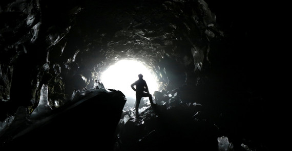 Symbolbild. Ein Mann steht in einer sehr dunklen Höhle auf Island. | Foto: pixabay