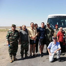Gruppenfoto der Potsdamer Texkursionsteilnehmenden mit kurdischen Soldaten, die mit ihrem Bus liegengeblieben sind. | Foto: privat