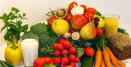 Obst und Gemüse mit Brot und einem Glas Milch