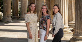 Drei junge Frauen präsentieren sich als Jugend- und Auszubildenvertretung