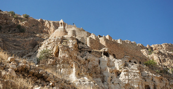 Das Foto zeigt das Felsenkloster Rabban Hormzid. Das Foto ist von Valentina Meyer-Oldenburg.